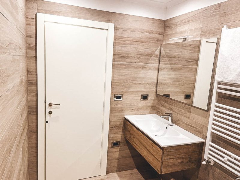 angolo bagno con lavabo con specchio e termoarredo